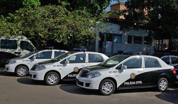 A Polícia Civil prendeu 19 integrantes de uma quadrilha que agia em diversas regiões do Rio de Janeiro, cometendo crimes de agiotagem, extorsão e associação criminosa; dois policiais militares e um fuzileiro naval que faziam a segurança do líder do grupo e do transporte de valores foram presos na ação; só na região da Tijuca, na zona norte, o grupo lucrava R$ 6 milhões de reais por ano; foram expedidos pela Justiça 51 mandados de prisão contra integrantes do grupo