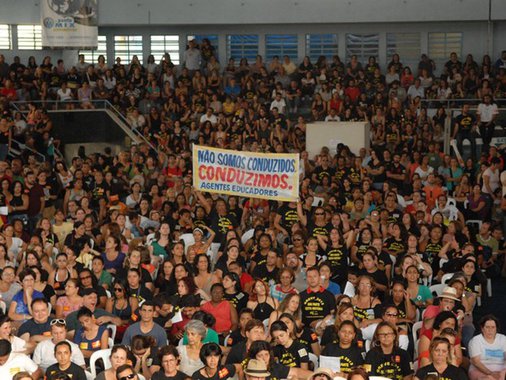 Em greve há mais de um mês, professores da rede estadual de ensino do Rio de Janeiro terão nesta segunda-feira (16), às 14h, nova assembleia para decidir os rumos da paralisação; representantes da categoria permanecem acampados em frente à Assembleia do Rio e têm como principal reivindicação reajuste salarial de 28%