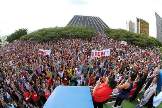 Funcionários terceirizados do governo do Distrito Federal entraram em greve em protesto por reajustes salarial e do tíquete-alimentação; a categoria alega que os reajustes não estão sendo pagos há seis meses, conforme acordado; a paralisação afeta limpeza dos órgãos públicos, hospitais e postos de saúde e cozinha das escolas da rede; o aumento salarial combinado em janeiro foi de 9%; quem ganhava R$ 873 passaria a receber R$ 1,5 mil; o tíquete passaria de R$ 20 para R$ 24