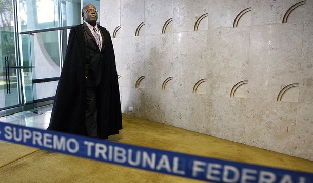 "Barbosa perdeu a serventia para os que lhe deitam os holofotes e lhe acalentaram o sonho da presidência da República... Sobra a obsessão: perseguir o inimigo número 1 da grande imprensa, José Dirceu. Só a continuidade da perseguição lhe garante os derradeiros dias de fama", afirma Lincoln Secco, professor de História Contemporânea na Faculdade de Filosofia, Ciências Humanas e Letras da USP