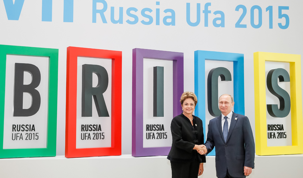 Cúpula dos BRICs, realizada em Ufá, na Rússia, traça as diretrizes para os investimentos do Novo Banco de Desenvolvimento; estratégia alinhada entre os governos de Dilma Rousseff e Vladimir Putin, assim como de Índia, China e África do Sul, é destinar os US$ 100 bilhões que capitalizarão o novo banco para projetos de infraestrutura dos países membros; Dilma e Putin também pediram maior protagonismo para os países emergentes em discursos realizados nesta quinta-feira 9; para Dilma, os países do grupo "continuarão a ser a força motriz do desenvolvimento global"