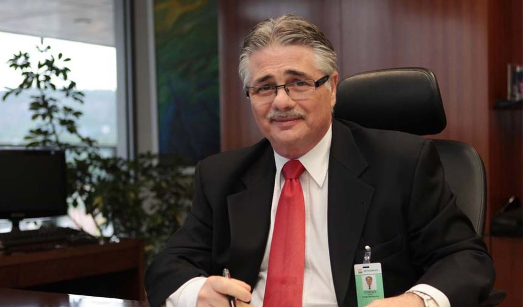 José Carlos Cosenza, o substituto de Paulo Roberto Costa na Diretoria de Abastecimento da Petrobras, é o próximo a ser ouvido pela CPI Mista que investiga irregularidades na estatal; depoimento foi marcado pelo presidente da comissão, senador Vital do Rêgo (PMDB-PB), para quarta-feira 22; parlamentares da oposição tentam articular reunião de emergência para discutir a delação de Costa