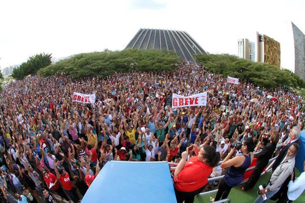 Funcionários terceirizados do governo do Distrito Federal entraram em greve em protesto por reajustes salarial e do tíquete-alimentação; a categoria alega que os reajustes não estão sendo pagos há seis meses, conforme acordado; a paralisação afeta limpeza dos órgãos públicos, hospitais e postos de saúde e cozinha das escolas da rede; o aumento salarial combinado em janeiro foi de 9%; quem ganhava R$ 873 passaria a receber R$ 1,5 mil; o tíquete passaria de R$ 20 para R$ 24