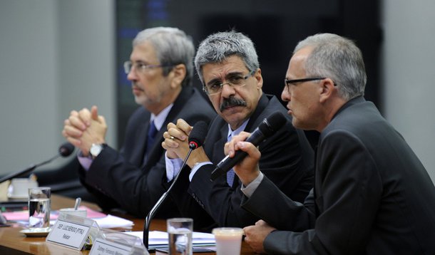 Jornalista Fernando Brito critica a falta de destaque nos jornais de hoje à denúncia do agente da Polícia Federal Dalmey Fernando Werlang, que revelou à CPI da Petrobras que implantou escutas clandestinas na Superintendência da PF em Curitiba, na cela do doleiro Alberto Youssef; "Isso, como dizem os editores à moda Sérgio Moro, não vem ao caso, embora juridicamente possa até servir de base para a anulação de toda ou boa parte da investigação", alerta