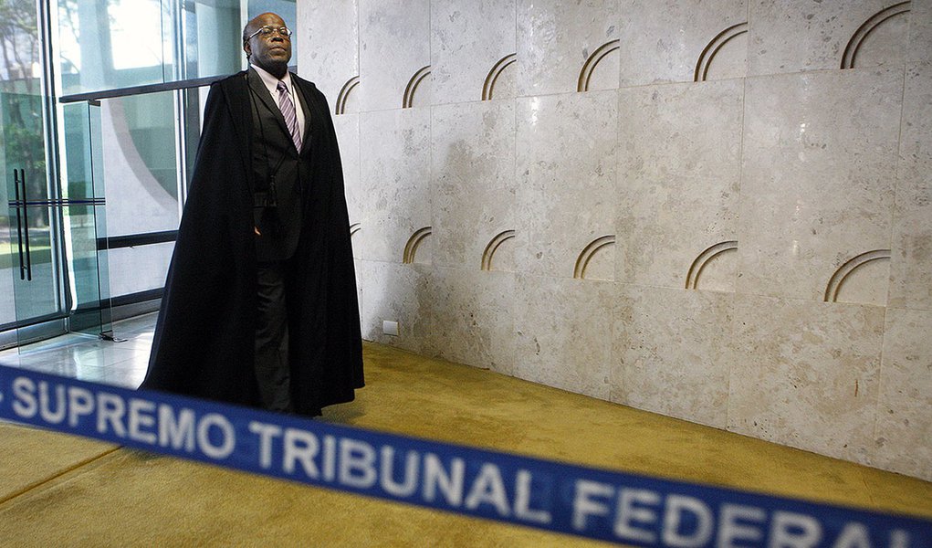 "Barbosa perdeu a serventia para os que lhe deitam os holofotes e lhe acalentaram o sonho da presidência da República... Sobra a obsessão: perseguir o inimigo número 1 da grande imprensa, José Dirceu. Só a continuidade da perseguição lhe garante os derradeiros dias de fama", afirma Lincoln Secco, professor de História Contemporânea na Faculdade de Filosofia, Ciências Humanas e Letras da USP