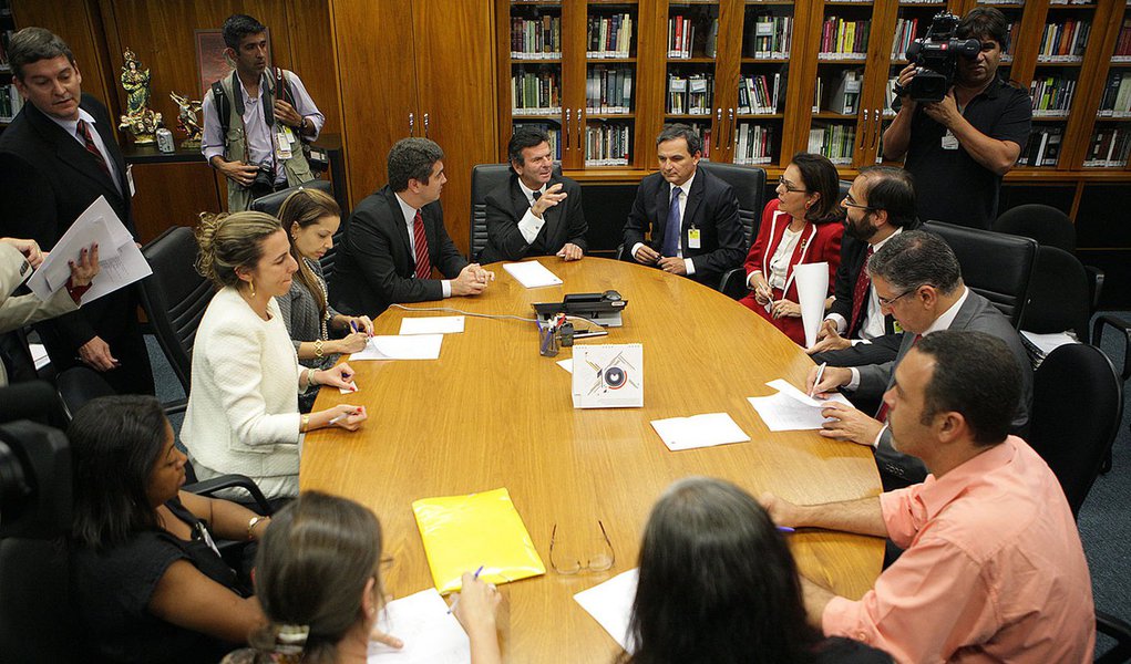 No acordo, o governo do estado e a prefeitura carioca garantiram que não haverá corte de ponto ou qualquer penalidade aos professores grevistas, desde que eles voltem à atividade e reponham as aulas. O prazo para que isso ocorra é o dia útil após a assembleia; em relação ao aumento salarial, a reivindicação estadual era um aumento de 28%. A categoria obteve, em 2013, 8% de aumento; audiência de conciliação foi conduzida pelo ministro Luiz Fux, do STF