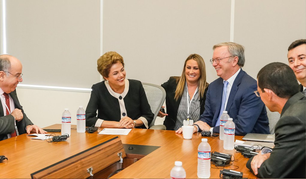 Presidente foi recebida pelo presidente executivo da gigante da internet, Eric Schmit, na sede da empresa em Mountain View, na Califórnia, nesta quarta-feira; durante o encontro, o executivo disse que inaugurará um novo escritório no centro de operações do Google no Brasil, em Belo Horizonte, e dobrará o número de engenheiros na instalação; atualmente, há cerca de 100 engenheiros, a maioria brasileiros
