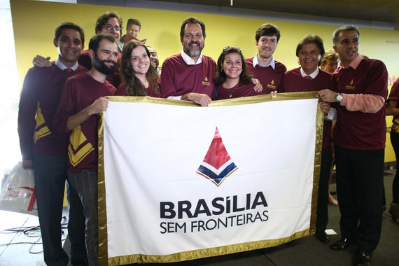 Previsão é de que sejam abertas 800 vagas para estudantes dos Centros Interescolares de Línguas (CILs), 75 para servidores públicos do GDF e outras 75 para universitários; "Vamos oferecer a oportunidade de mais alunos ampliarem os conhecimentos por meio da imersão em outro país, conhecer outras culturas e treinar o idioma, por meio do 'Brasília Sem Fronteiras'", destacou o governador Agnelo Queiroz