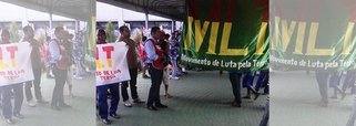 Um grupo de manifestantes ligado ao Movimento de Luta pela Terra (MLT) se reuniu na frente do prédio da Terracap para reivindicar terras; cerca de 50 pessoas chegaram ao local por volta das 6h desta segunda-feira (3); a Polícia Militar não registrou tumulto e os funcionários puderam trabalhar normalmente