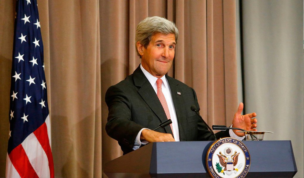 "Nós precisamos atacá-los de forma que os impeça de conquistar território, reforçar as forças de segurança iraquianas e outros países da região que estão preparados para enfrentá-los, sem comprometer nossas próprias tropas", disse o secretário de Estado dos EUA, John Kerry, durante um encontro de dez países