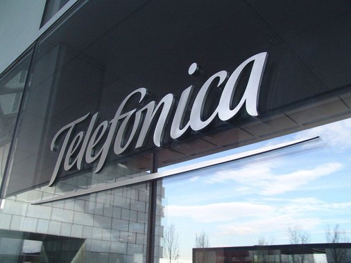 Resultado contábil, que inclui a operadora GVT apenas a partir de maio deste ano, quando a operação de compra foi concluída, foi de R$ 869,8 milhões, queda de 56,3% na mesma base de comparação; segundo a empresa, o lucro líquido teve queda devido ao impacto no segundo trimestre de 2014 de revisões fiscais após entrada em vigor de nova lei cujo efeito positivo foi de R$ 1,196 bilhão no período