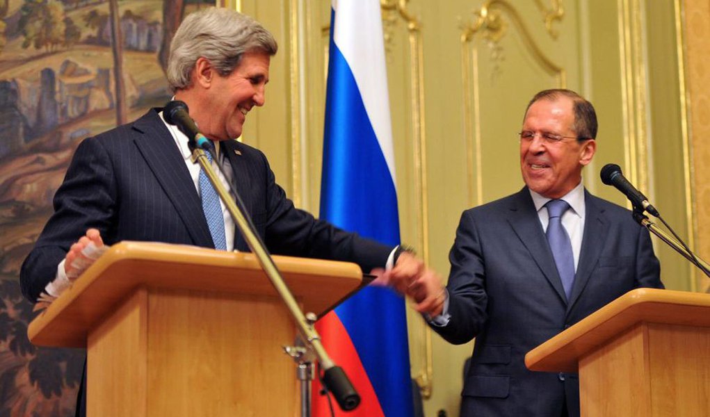 O secretário de Estado norte-americano, John Kerry, e o ministro das Relações Exteriores da Rússia, Sergei Lavrov, reúnem-seem Genebra para discutir o plano de ação destinado à destruição das armas químicas que deverão ser entregues pela Síria; a proposta foi apresentada pelos russos aos norte-americanos