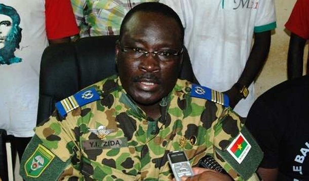 O número dois da guarda presidencial de Burkina Faso, Isaac Zida, tomou o poder neste sábado, 1º, prometendo liderar o país da África Ocidental a eleições após a renúncia do presidente de longa data Blaise Compaore, em um aparente golpe contra o general Honore Traore; "Eu assumo a partir de hoje as responsabilidade de chefe dessa transição e chefe de Estado", disse Zida, vestindo uniforme militar, no estúdio do canal de televisão BF1