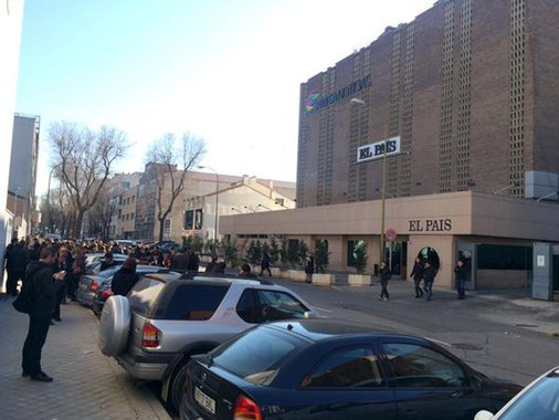Funcionários do Grupo Prisa, ao qual pertence o jornal El País e outros veículos de comunicação, tiveram que abandonar às pressas a sede da empresa, em Madri, Espanha; horas depois, no entanto, o grupo de mídia informou que o pacote suspeito não era perigoso