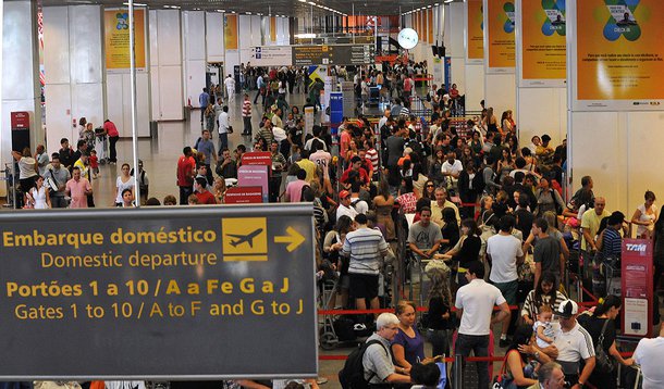 O Aeroporto Juscelino Kubitschek, em Brasília (DF), deve receber 6% a mais de passageiros no primeiro fim de semana de 2015; segundo estimativa da Inframerica, consórcio que administra o terminal, a expectativa é que 169 mil pessoas passem pelo local entre sábado (3) e segunda (5); no mesmo período do ano passado, 106,5 mil embarcaram, desembarcaram ou estiveram em conexão na capital; conforme as previsões da Inframerica, 113 mil pessoas devem estar no aeroporto neste sábado e domingo; para a primeira segunda-feira de 2015, o público estimado é de 56 mil pessoas