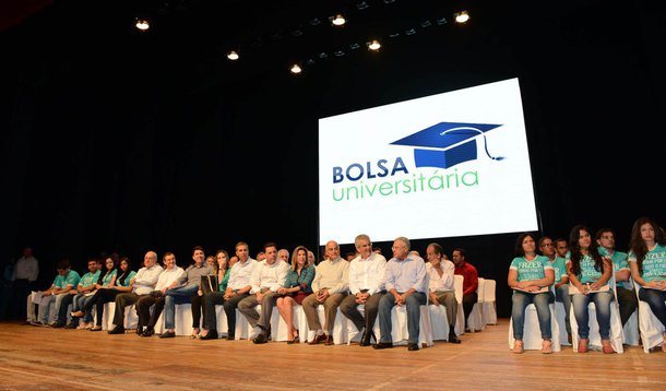 O Tribunal de Contas do Distrito Federal (TCDF) realizou auditoria dos quatro primeiros anos do Bolsa Universitária, de 2008 a 2011, e concluiu que o programa fracassou; a Fundação de Apoio à Pesquisa do DF (FAP) e a Secretaria de Desenvolvimento Social e Transferência de Renda (Sedest), responsáveis pelo projeto, gastaram mais de R$ 21,8 milhões desde o início e as dívidas com as universidades passam de R$ 6 milhões; hoje, cerca de 240 estudantes recebem o benefício