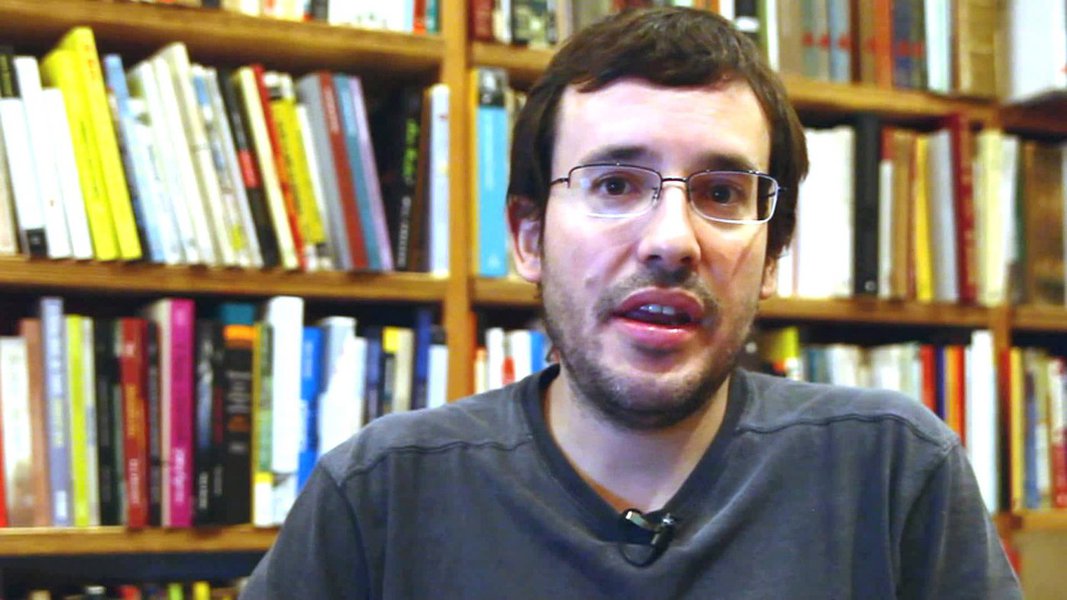 "Protestos contra o governo são justos e não só dor de cotovelo da 'elite branca', mas enquanto não houver provas que envolvam a presidente com a corrupção, qualquer um que falar em impeachment não passará de um 'moleque'", diz o escritor Antonio Prata