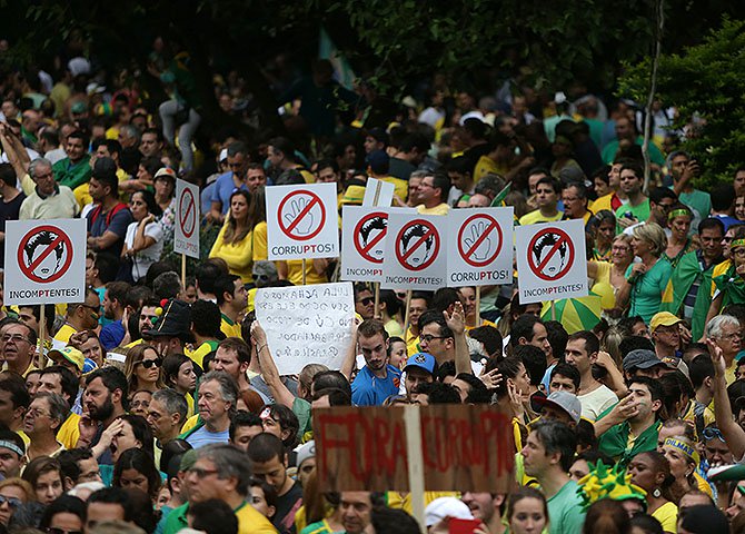 Resta saber de que lado estão partidos políticos como o PSDB e PPS, que participam legalmente do jogo democrático, mas que neste momento jogam água no moinho dos extremistas