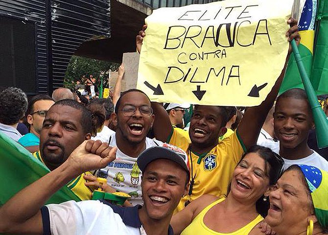 Vamos parar com essa coisa de “coxinha”, elite branca, golpe, inveja porque os pobres ascenderam, e blá, blá, blá. O povo brasileiro tem que exigir uma mudança comportamental