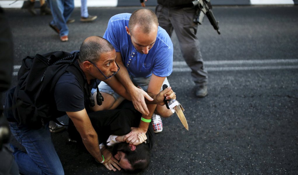 Um judeu ortodoxo esfaqueou e feriu seis participantes da Parada do Orgulho Gay de Jerusalém; "Um incidente dos mais sérios" foi como o primeiro-ministro israelense, Benjamin Netanyahu, classificou o ataque, o pior em anos no evento em Jerusalém, cidade onde a população religiosa é mais proeminente do que em outras partes de Israel; agressor foi preso por agentes de segurança momentos depois do ataque