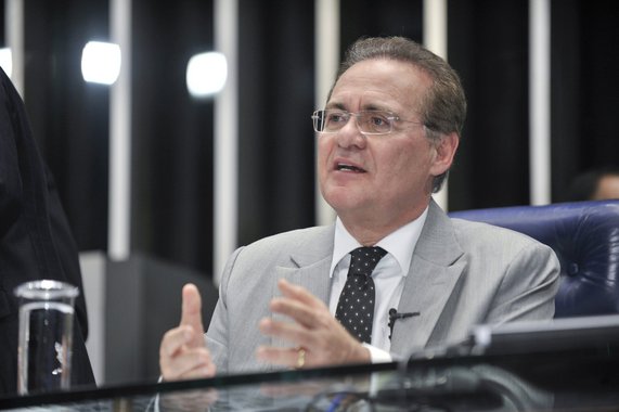 Em artigo deste domingo (21), o presidente do Senado, Renan Calheiros (PMDB-AL), defende a proposta de criação da Lei de Responsabilidade das Estatais, que representa, segundo ele, "independência e protagonismo do Poder Legislativo"; o parlamentar rechaça que o projeto seja "contra alguém ou mesmo tensão entre Poderes", mas não descarta a possibilidade de sabatina para escolha dos presidentes das estatais; "Houve, como sempre, tentativas de desviar o foco da proposta reduzindo-a a uma equivocada disputa entre dois poderes pela prerrogativa de indicar nomes. O presidente da República tem e manterá a prerrogativa da indicação. A realização de sabatina dependerá da decisão do Congresso", diz