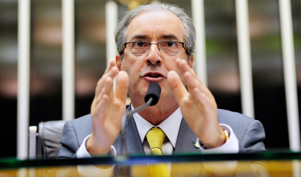 Presidente da Câmara, deputado Eduardo Cunha (PMDB-RJ), disse que vai colocar em votação no plenário, no dia 30 de junho, a proposta de emenda à Constituição (PEC) que reduz a maioridade penal de 18 para 16 anos; "O produto que sair da comissão [especial que analisa o texto], qualquer que seja, levarei a plenário e votarei no dia 30 de junho. Qualquer outra proposta de lei ordinária será votada em seguida. Mas primeiro vamos votar a PEC", afirmou