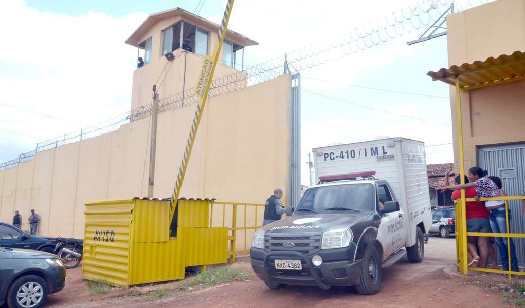 O Complexo Penitenciário de Pedrinhas, em São Luís (MA), registrou a 12ª morte em 2014, subindo para 19 o número de assassinatos no sistema carcerário maranhense, onde 60 presos foram mortos em 2013, de acordo com o Conselho Nacional de Justiça (CNJ); o motivo do homicídio, que levou Marcos Paulo Ramos Sales, de 29 anos, a óbito, teria sido uma briga decorrente de uma dívida de R$ 250 do presidiário com traficantes que ficaram na mesma cela ocupada pela vítima