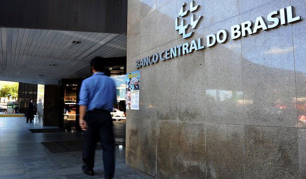 De acordo com a pesquisa Focus do Banco Central revelada nesta segunda-feira (6), a previsão de retração do PIB (Produto Interno Bruto) em 2015 caiu de 1,49% para 1,50%; já para 2016, os economistas mantiveram a projeção do crescimento do PIB em 0,50%; de acordo com o documento, a mediana das previsões do mercado financeiro para o IPCA de 2015 subiu de 9,00% para 9,04%, acima do teto da meta estabelecida pela autarquia de 6,5% ao ano; para o ano que vem, a previsão caiu de 5,50% para 5,45%