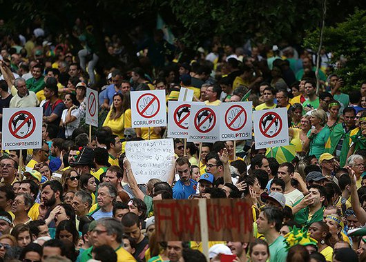 Resta saber de que lado estão partidos políticos como o PSDB e PPS, que participam legalmente do jogo democrático, mas que neste momento jogam água no moinho dos extremistas