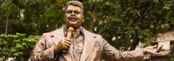 Os admiradores do cantor e compositor Tim Maia têm um motivo a mais para conhecer o bairro onde ele nasceu: foi inaugurada nesta sexta (19), na Praça Afonso Pena, na Tijuca, a escultura dele como se estivesse abraçando um fã, enquanto canta; a artista plástica Christina Motta, autora da obra disse que a ideia de mostrar Tim dessa forma foi do filho, o ator e empresário Carmelo Maia; “Quando encontrei o Carmelo, perguntei como ele gostaria de ter a escultura do pai. Ele disse que em um abraço, cantando. Fiquei com aquilo na cabeça e peguei um pouco de tudo. Ele fazia muito esse movimento com a mão para falar com a orquestra", relatou ela
 