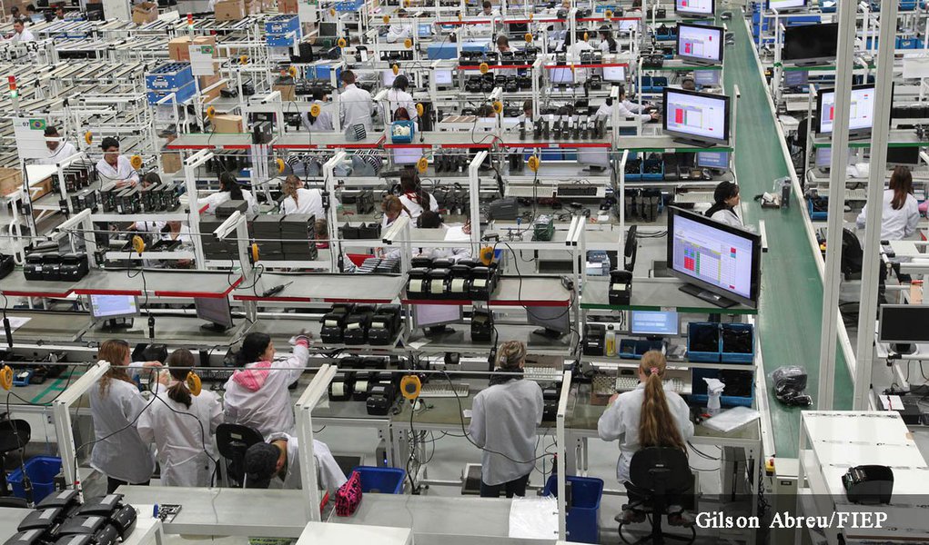 Comparação é de 2011 para 2012. No ano passado, foram criados cerca de 1,1 milhão de postos de trabalho – tanto em regime de carteira assinada quanto no serviço público. No período anterior, foram aproximadamente 2,2 milhões