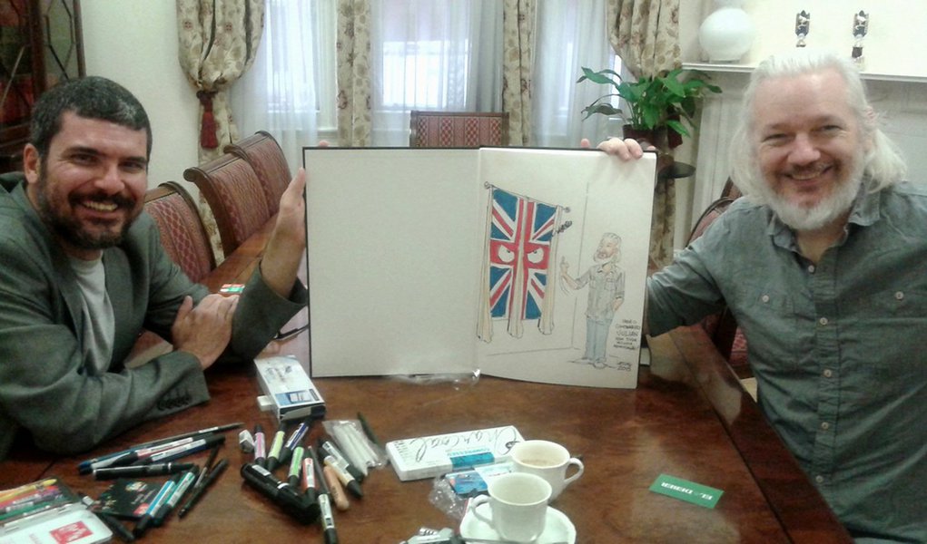 Chargista Carlos Latuff foi recebido por Julian Assange na Embaixada do Equador, onde o australiano está asilado desde 19 de junho de 2012; um dos nove membros do conselho consultivo do WikiLeaks, um site de denúncias e vazamento de informações, ele obteve asilo político no país sul-americano, mas não tem permissão para sair da embaixada