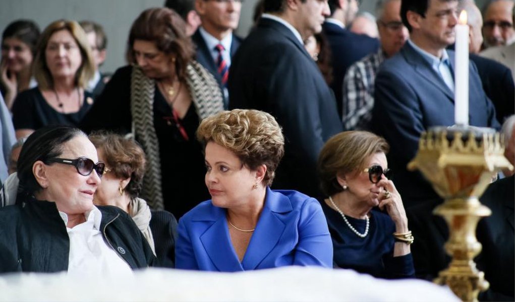 Presidente compareceu nesta tarde ao velório do advogado e ex-ministro da Justiça Márcio Thomaz Bastos, falecido hoje de manhã; Dilma não falou com jornalistas e permaneceu por cerca de uma hora junto com os parentes dele na Assembleia Legislativa de São Paulo, onde o corpo é velado; "O Brasil perdeu um grande homem", disse o ministro da Justiça, José Eduardo Cardozo, em nome do governo