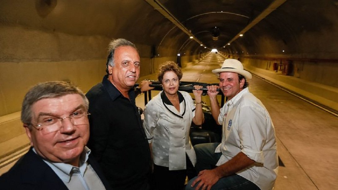 Presidente Dilma Rousseff, o governador do Rio de Janeiro, Luiz Fernando Pezão, e o prefeito do Rio de Janeiro, Eduardo Paes, inauguraram o Túnel Rio 450; obra completa a Via Binário do Porto, uma dos principais projetos de reforma da zona portuária do Rio; Dilma parabenizou a cidade pelos 450 anos e disse que a revitalização da zona portuária coloca o Rio na vanguarda internacional das transformações urbanísticas; "É preciso acabar com esta divisão entre o morro e o litoral. A cidade do Rio está construindo também sua unidade", disse