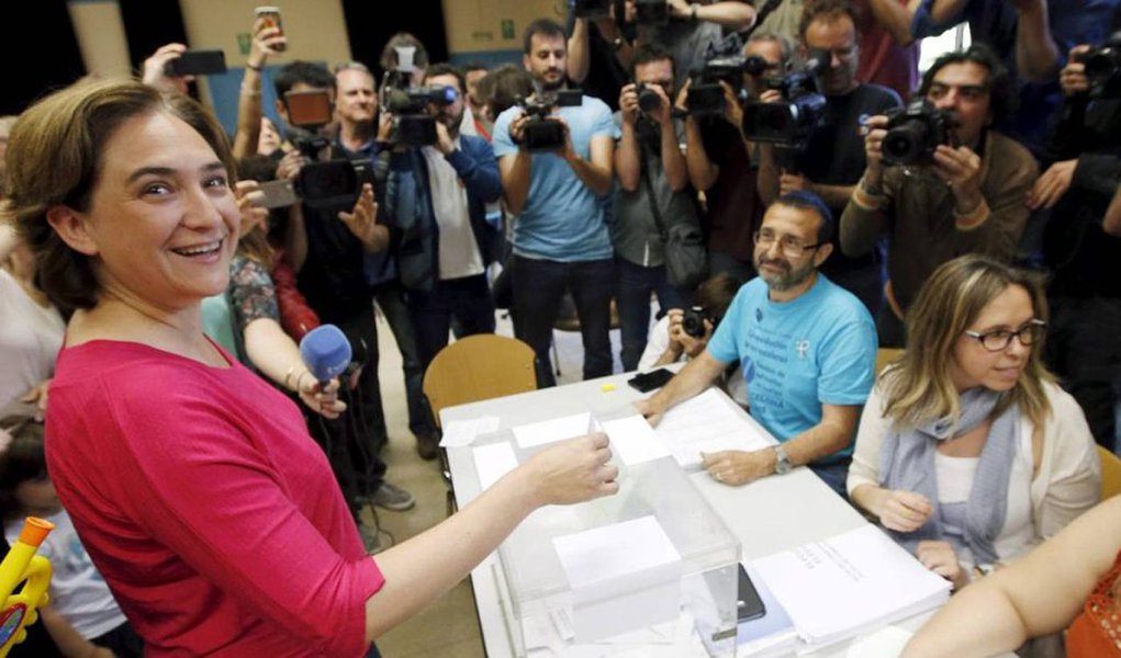 Tanto a capital como em Barcelona, a segunda cidade do país, terão muito provavelmente prefeitos de partidos muito recentes, de corte radical, que nasceram do movimento dos indignados; em Barcelona, a próxima prefeita provavelmente será Ada Colau, uma jovem ativista famosa por liderar a luta contra os despejos de inquilinos que afetaram muitas famílias por causa da crise econômica