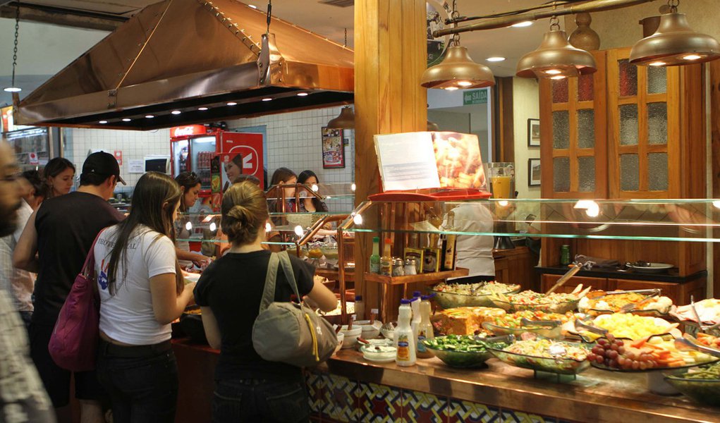 Esta alta indica ligeira redução no ritmo de aumento de preços em comparação a 2012 quando a taxa havia atingido 5,74%; itens com elevação acima da média do IPC-S e que mais influenciaram a inflação no ano foram refeições em bares e restaurantes (alta de 9,41%), aluguel residencial (9,30%), plano e seguro de saúde (8,08%), gasolina (6,37%) e empregada doméstica mensalista (7,80%)