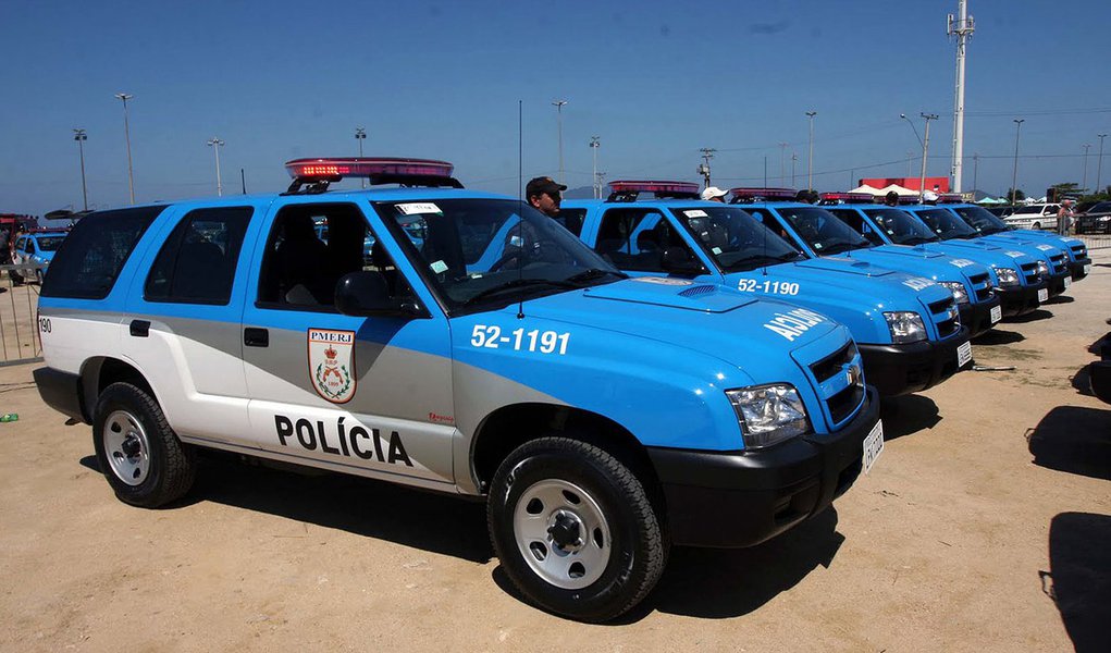 A 38 dias para a Copa do Mundo de 2014, 2 mil policiais militares fluminenses foram convocados para trabalhar e já começaram a reforçar o efetivo para dar mais segurança a população do Estado do Rio; a medida, que seria implementada durante a Copa, foi antecipada após o pedido do governador Luiz Fernando Pezão para conter a onda de violência na cidade e no estado 