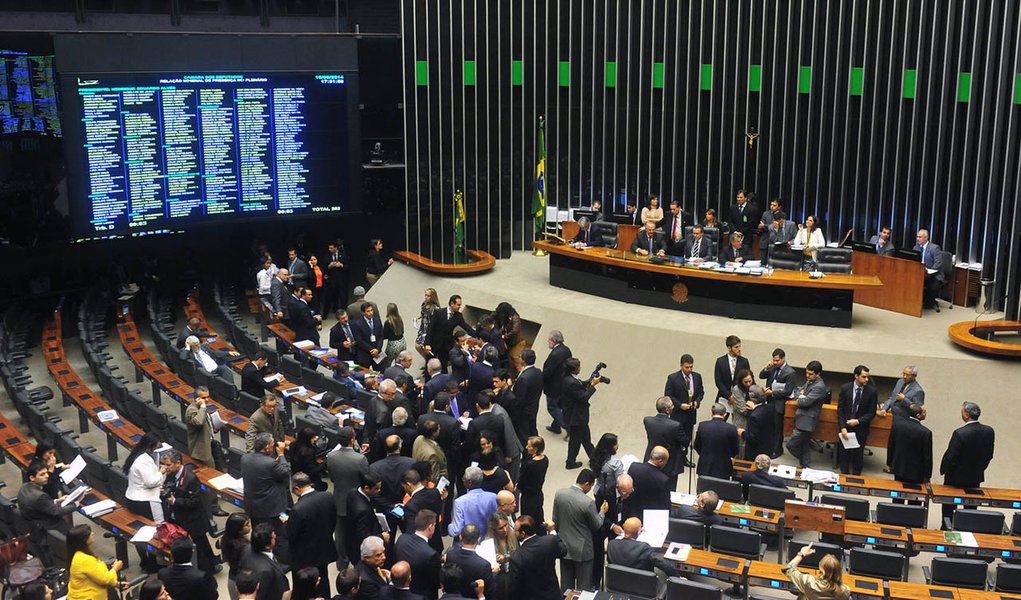 Decisão foi tomada horas após o STF ter criado um impasse, provocado pelo vácuo legislativo, com a falta de uma lei complementar, para definir os critérios de distribuição das bancadas por estado. Para resolver a questão, o TSE decidiu validar uma resolução aprovada em 2010 e manter o número atual de cadeiras