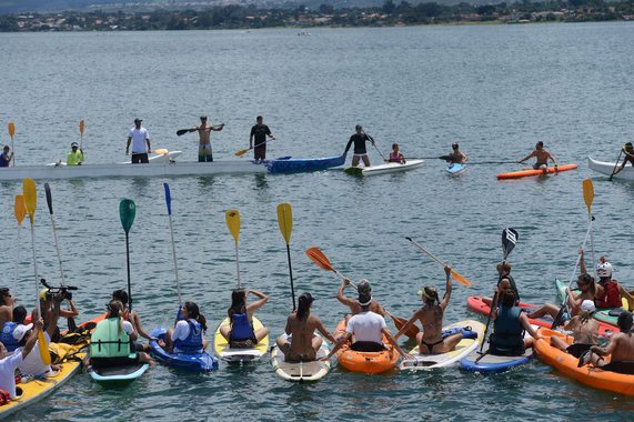 Cerca de cem atletas participaram de um ato em defesa do Lago Paranoá, um dos principais pontos de lazer e de esporte de Brasília; o evento contou com atividades como natação, canoagem e stand up paddle; o ponto alto foi um abraço coletivo de remadores e nadadores no meio do lago