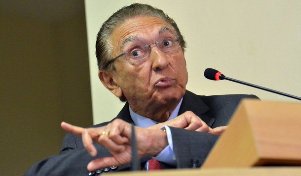 Após encontro com empresários na sede da Federação das Indústrias do Estado de São Paulo, o ministro Edison Lobão afirmou que o governo federal entender que não haverá racionamento de energia no país este ano; "Ninguém neste país até agora foi constrangido a desligar uma lâmpada sequer. E assim será", disse