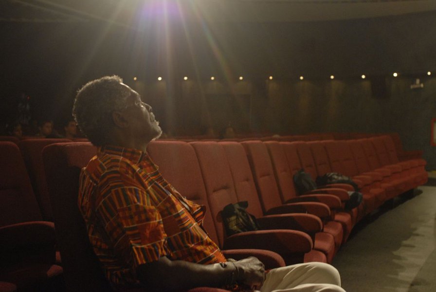 Coordenada pelo Instituto de Estudos Sociais e Políticos (Iesp) da Uerj, um dos mais renomados centros de estudos de ciência política na América Latina, a pesquisa A Cara do Cinema Nacional sugere que as produções para as telonas não refletem a realidade do país, uma vez que 53% dos brasileiros se autodeclaram pretos ou pardos, segundo o Instituto Brasileiro de Geografia e Estatística