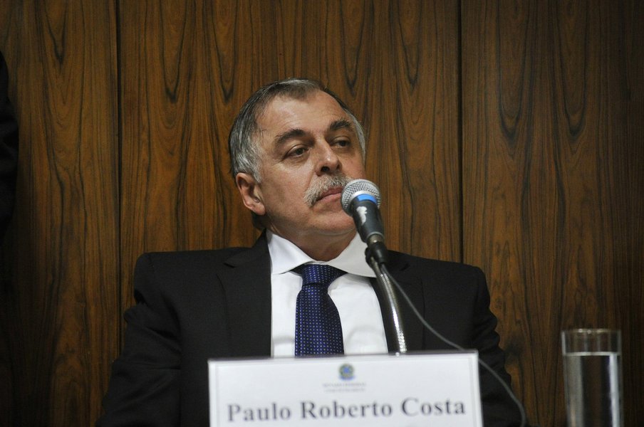 Parlamentares votaram requerimento e, por 10 votos a 8, rejeitaram proposta de transformar sessão em fechada; ex-diretor da Petrobras evocou o direito de ficar calado e não responder às perguntas dos membros da Comissão Parlamentar de Inquérito (CPI) Mista da Petrobras; Paulo Roberto Costa entrou na sala da comissão, no Senado, às 14h58, acompanhado de uma advogada e disse logo que não falaria