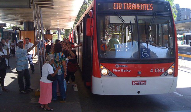 Após manter-se em baixa ao longo de julho e no início deste mês, o Índice de Preços ao Consumidor Semanal (IPC-S) subiu 0,05% no período de sete dias encerrado no último dia 15 e comparado aos 30 dias anteriores; destaque foi o grupo dos transportes, com queda de 0,25%, porém, de menor intensidade em comparação à última pesquisa