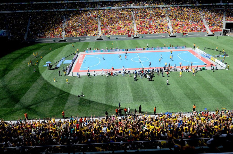 Primeiro jogo de futsal realizado em um estádio de futebol quebrou o recorde mundial de público e terminou com vitória por 4 x 1 sobre a Argentina; com 55 mil expectadores, evento entrou para o Guinness Book