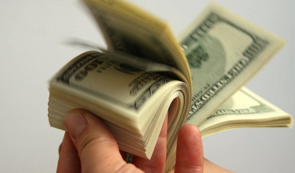 As saídas de dólares do país superaram as entradas em US$ 3,056 bilhões, em agosto, de acordo com dados do Banco Central. Esse foi o segundo mês com déficit no fluxo cambial