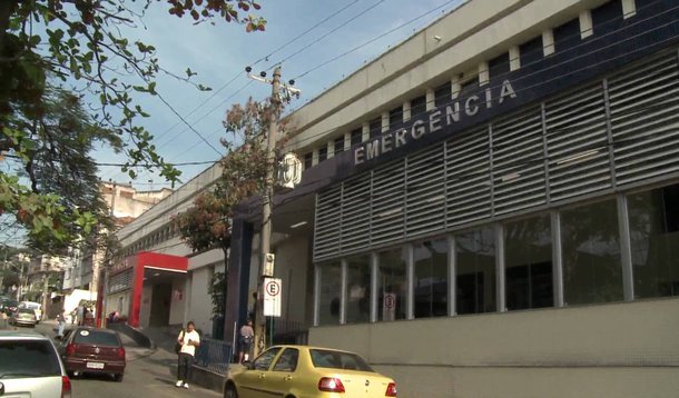 Um homem morreu após ter sido atingido por uma bala perdida no bairro da Penha, Zona Norte do Rio; Fernando Souza da Paula tinha 50 anos, e levou um tiro no momento em que aguardava um ônibus; segundo informações da polícia, a vítima foi atingida após uma discussão que acontecia em um supermercado em frente ao ponto; o tiro que atingiu Fernando teria sido disparado pela arma de um dos seguranças do supermercado, após briga com um grupo de adolescentes
