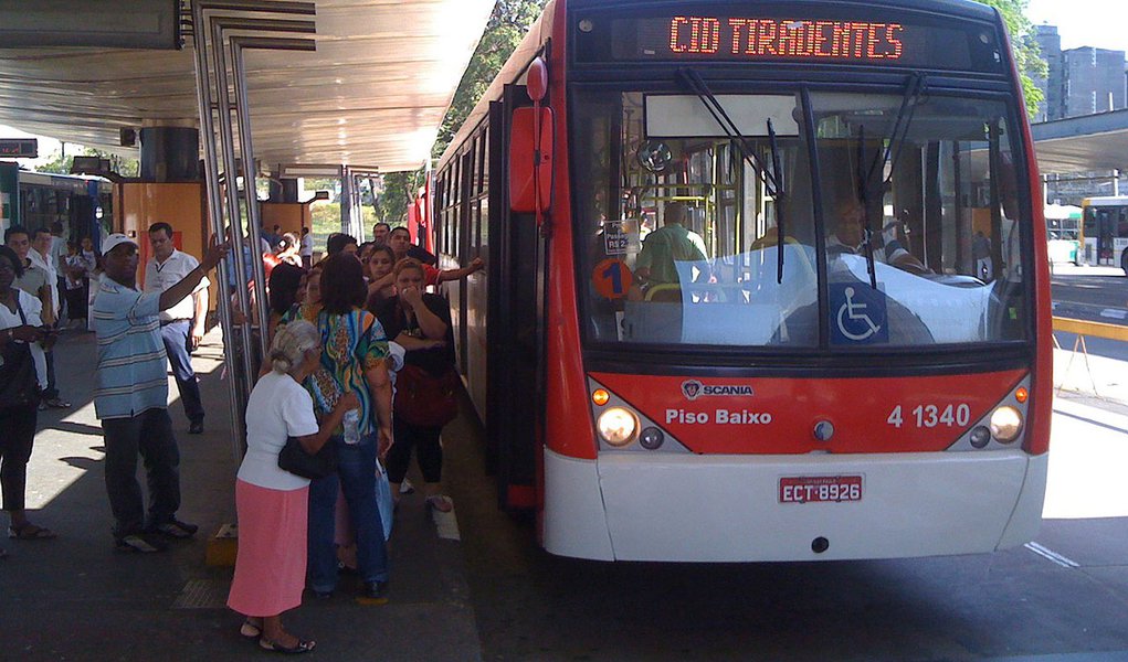 Após manter-se em baixa ao longo de julho e no início deste mês, o Índice de Preços ao Consumidor Semanal (IPC-S) subiu 0,05% no período de sete dias encerrado no último dia 15 e comparado aos 30 dias anteriores; destaque foi o grupo dos transportes, com queda de 0,25%, porém, de menor intensidade em comparação à última pesquisa