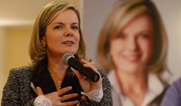 A candidata a governadora do Paraná Gleisi Hoffmann (PT) disparou críticas contra a gestão do candidato à reeleição Beto Richa (PSDB) voltadas para as pequenas empresas; "A substituição tributária anula os efeitos benéficos do Simples, aumentando a carga tributária contra os pequenos, causando reajuste de preços e inflação”, declarou; segundo a petista, “o aumento da arrecadação do Estado deve ser consequência do crescimento dos pequenos, e não de fiscalização ostensiva"