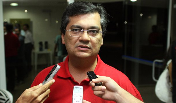 Governador do Maranhão, Flávio Dino (PC do B) bateu duro no PMDB, principal aliado do governo Dilma Rousseff (PT), mas que vem acirrando a crise política no atual mandato da presidente; segundo o chefe do Executivo local, a "peemedebização da política é algo a ser combatido, embora claro que o PMDB caiba na aliança"; "O que estou dizendo é que o PMDB existir e ser aliado é normal. Agora ele se tornar uma força hegemônica é realmente desastroso porque o PMDB não se notabiliza por ter um programa claro", afirmou