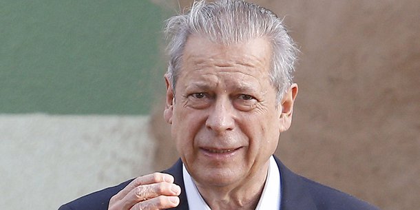 Justiça negou pedido feito pelo ex-ministro da Casa Civil José Dirceu para viajar a Vinhedo (SP) para visitar a família no Dia dos Pais. Dirceu cumpre pena em regime domiciliar por ter sido condenado na Ação Penal 470, mais conhecida como escândalo do mensalão; juiz da Vara de Execuções Penais do Distrito Federal, Ângelo Pinheiro Fernandes de Oliveira, justificou decisão alegando que um condenado não pode viajar com frequência, para evitar a banalização da pena; nos últimos dez meses Dirceu já realizou viagens para a cidade mineira de Passa Quatro para passar as festas de fim de ano com a mãe e os irmãos, além do Dia das Mães